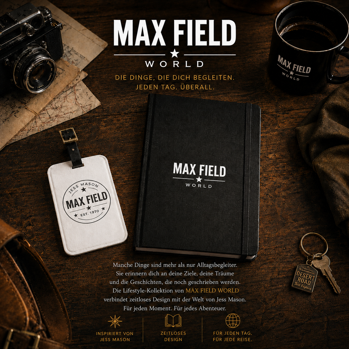 Schwarzes Notizbuch, Tasse, weißer Kofferanhänger und Schlüsselanhänger mit MAX FIELD WORLD Motiven liegen auf einem rustikalen Holztisch. Daneben liegen Kamera, Karten und Reisetasche im warmen Vintage-Stil.